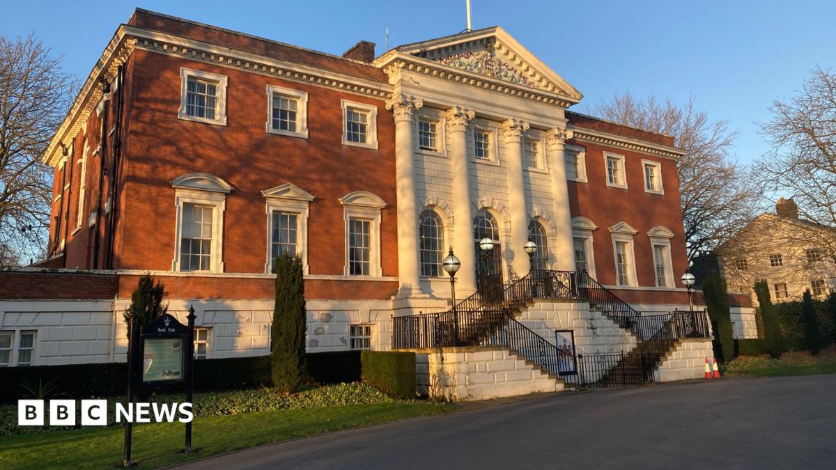 Warrington Council’s sale of £30m Redwood Bank shares collapses | Manchester News Warrington Council’s sale of £30m Redwood Bank shares collapses | Manchester News