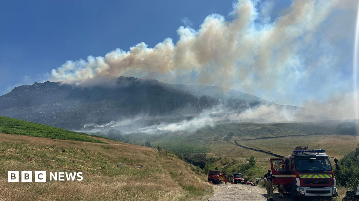 People lighting BBQs near Dove Stone and Swineshaw moorland fires | Manchester News People lighting BBQs near Dove Stone and Swineshaw moorland fires | Manchester News