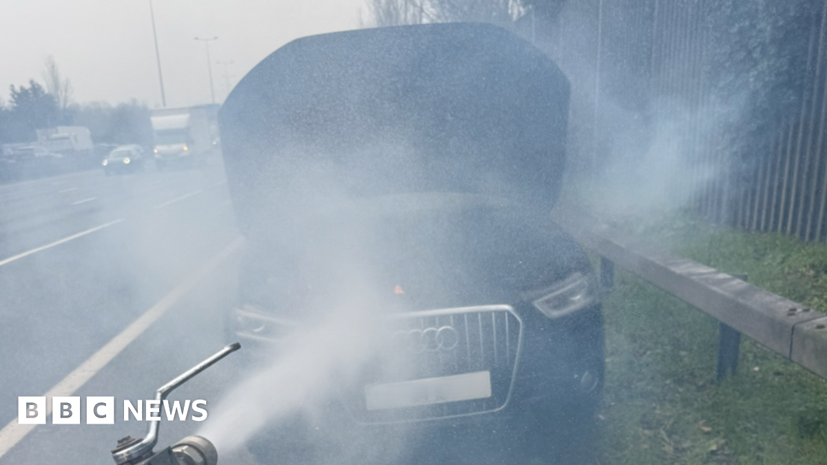 Mobile jet wash operator from Weymouth puts out M25 car fire