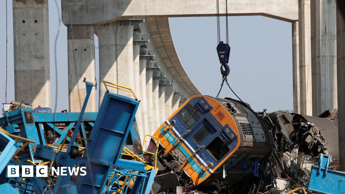 Thailand: At least 28 dead as crane collapses onto train
