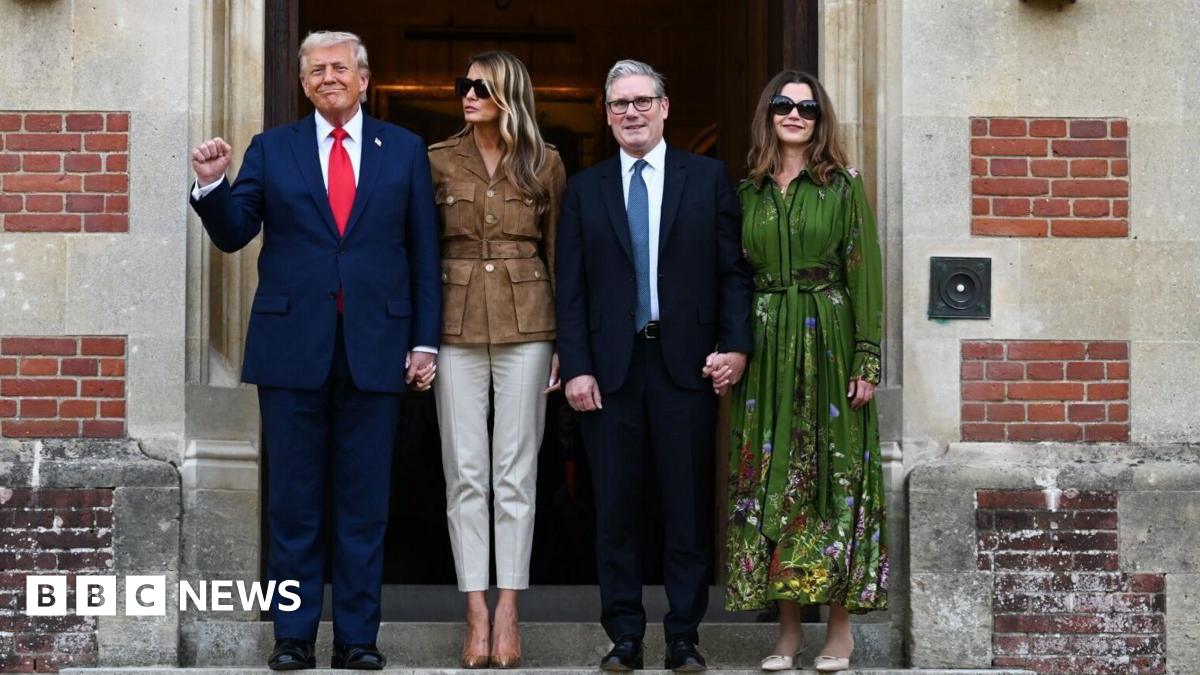 Donald Trump, Melania Trump, Keir Starmer and Victoria Starmer standing outside Chequers