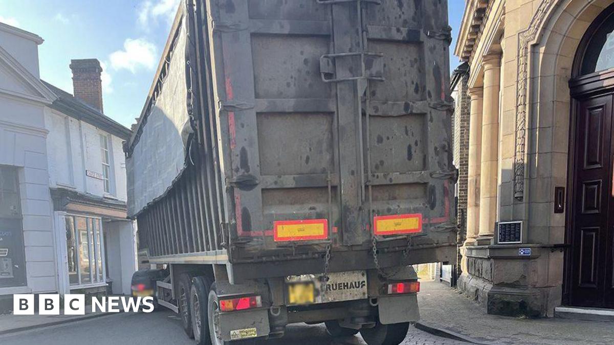 Eye town centre limits on HGVs removed after knock-on problems - BBC News