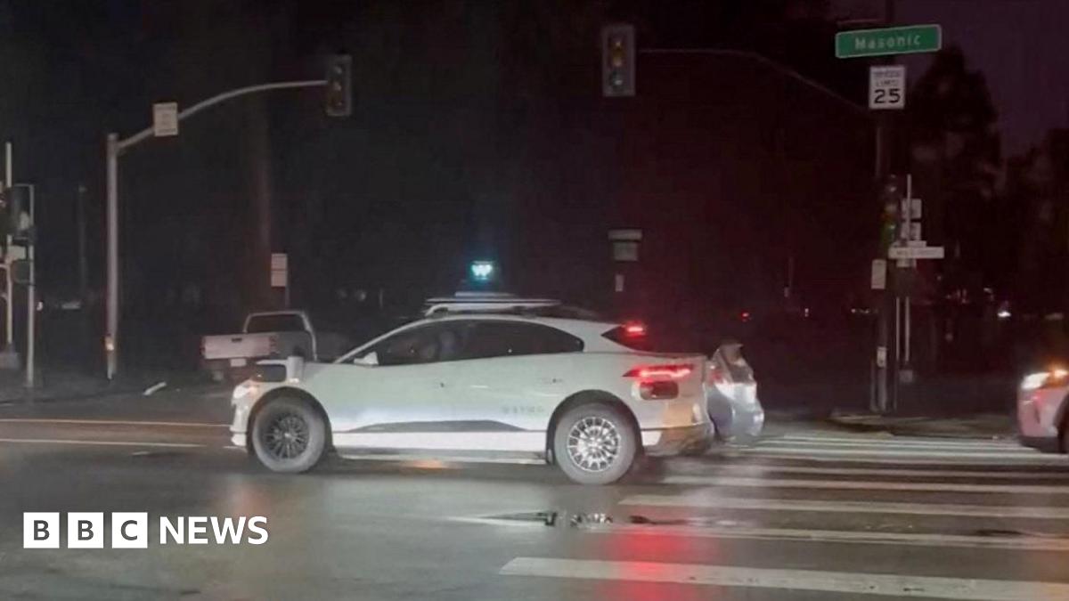 Waymo robotaxis stop in the streets during San Francisco power outage ...