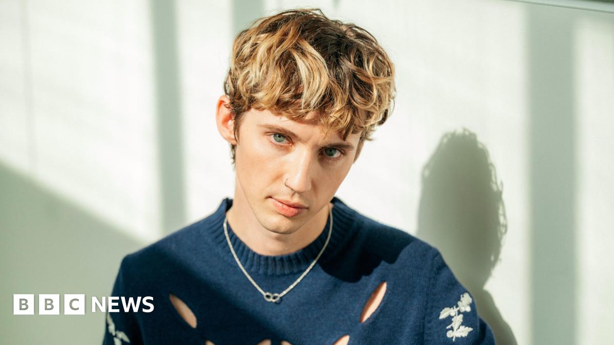 
                            Troye Sivan: Cosmetic surgery doctor sorry for upsetting singer