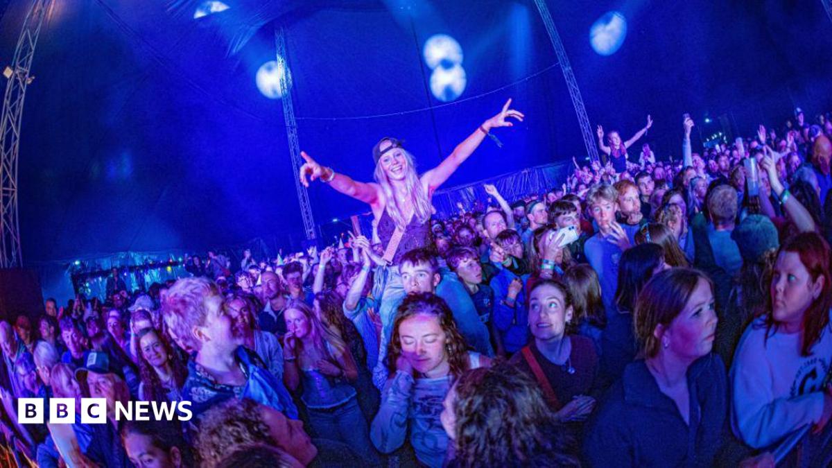 Thousands flock to Tiree for annual music festival