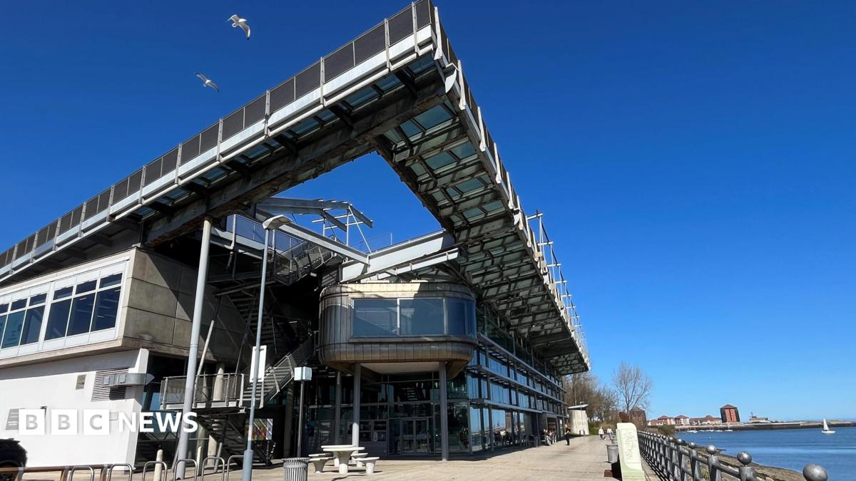 Final exhibition underway at Sunderland National Glass Centre