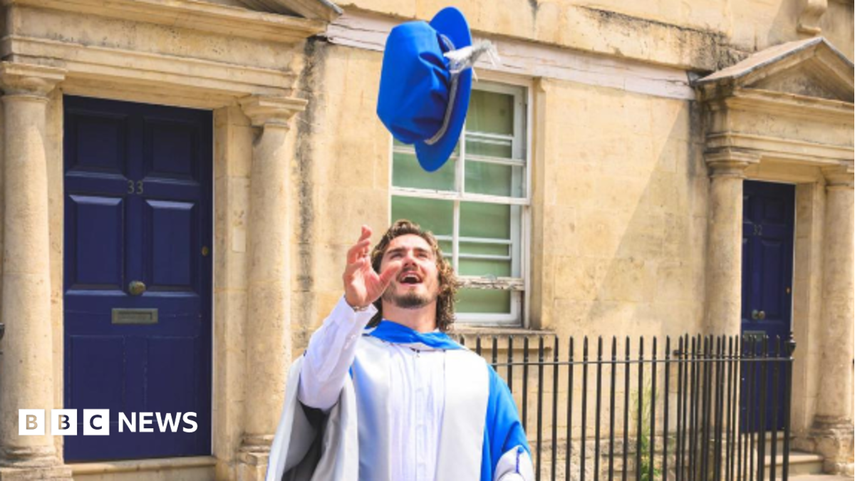 Former addict gets Bath Spa honorary award for free haircuts