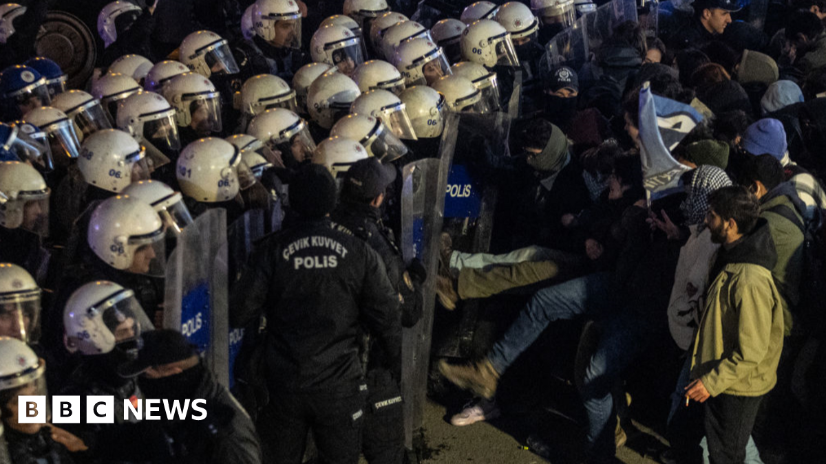 Ekrem Imamoglu: Protests erupt in Turkey after Erdogan rival arrested