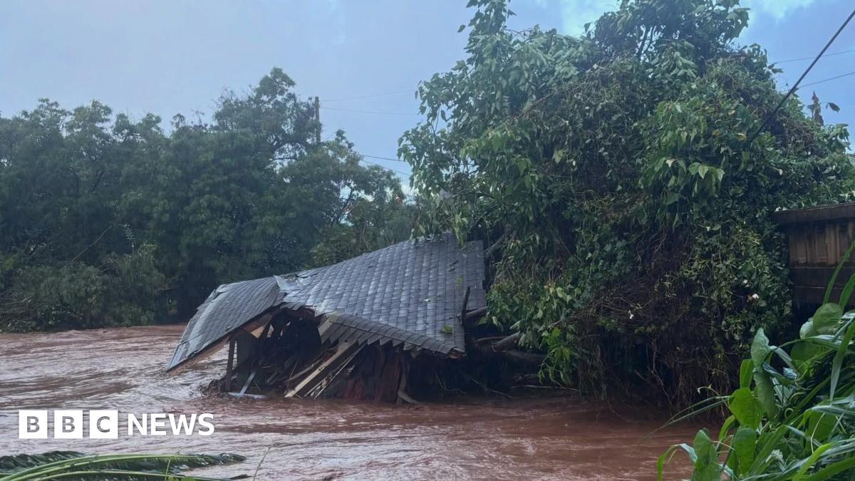 Thousands evacuated as Hawaii faces worst flooding in 20 years