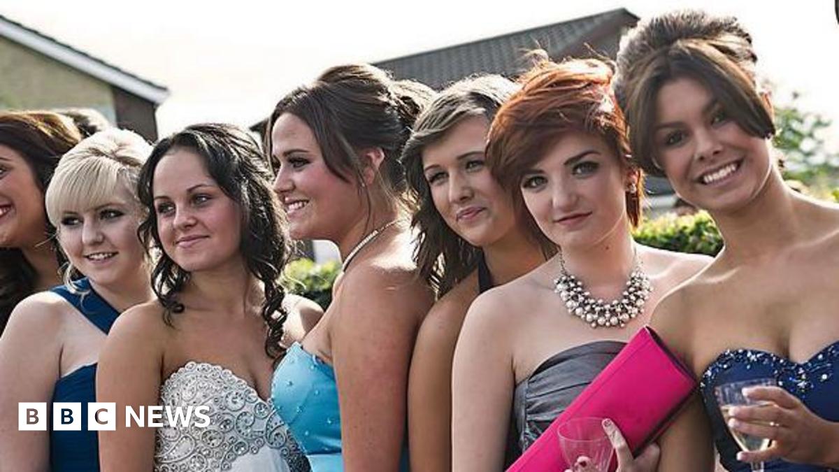 Newmarket woman, 18, says school prom cost 'extortionate' - BBC News