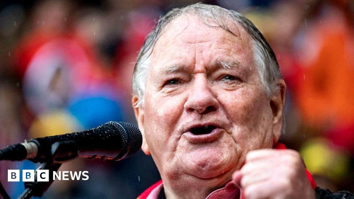 Dafydd Iwan praises Kneecap as the veteran singer bows out - BBC News