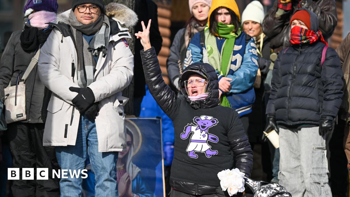 
                            Trump says administration 'reviewing everything' after fatal shooting of Minneapolis nurse Alex PRetti