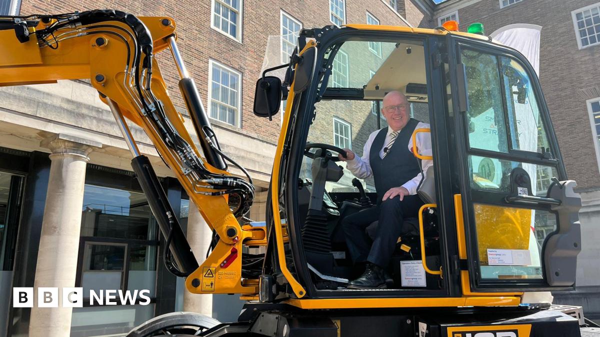 Nottinghamshire County Council unveils new £66k machines for filling potholes