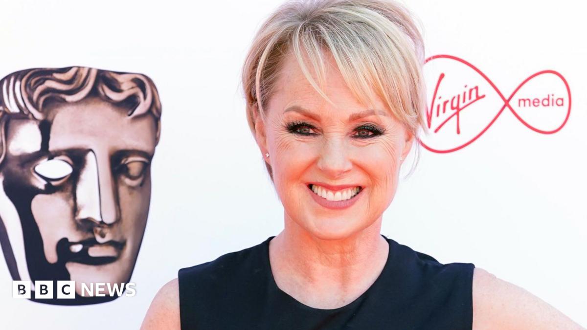 Coronation Street star Sally Dynevor tours breast cancer centre – BBC