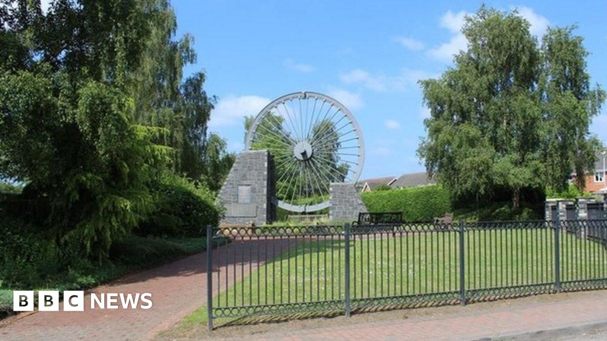 Gresford Colliery disaster remembered on 90th anniversary - BBC News