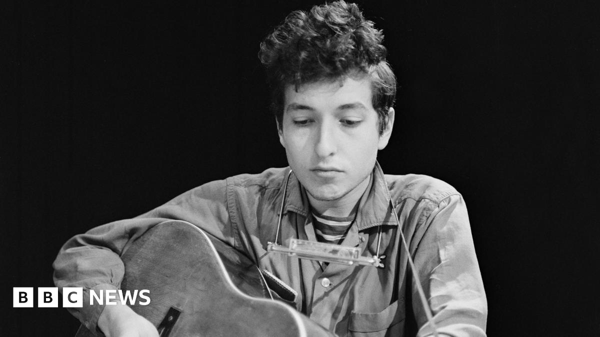 Manchester shows Bob Dylan's art 60 years after Judas heckle - BBC