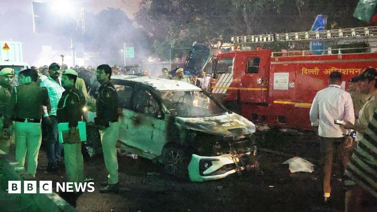 
                            Delhi Red Fort explosion: At least eight killed after blast in car
