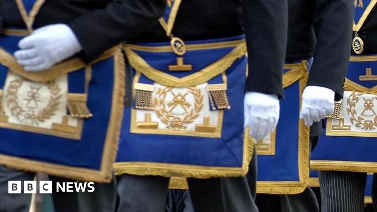 
                            Hundreds of Met officers and staff declare Freemasons links