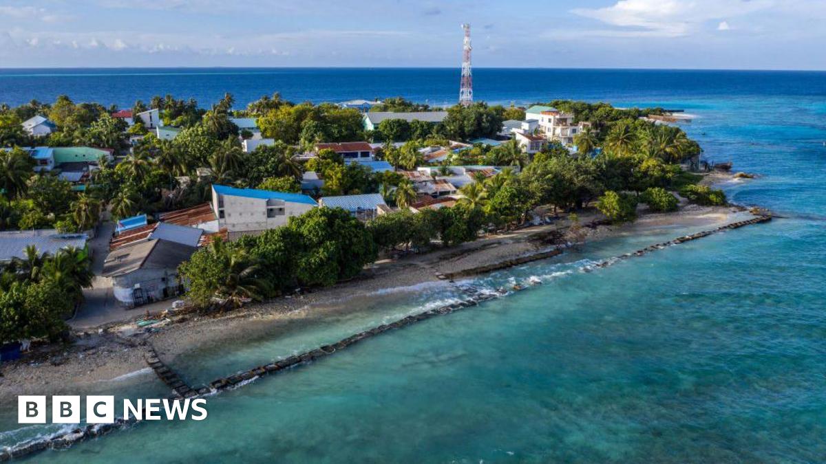 Maldives bans smoking for younger generations