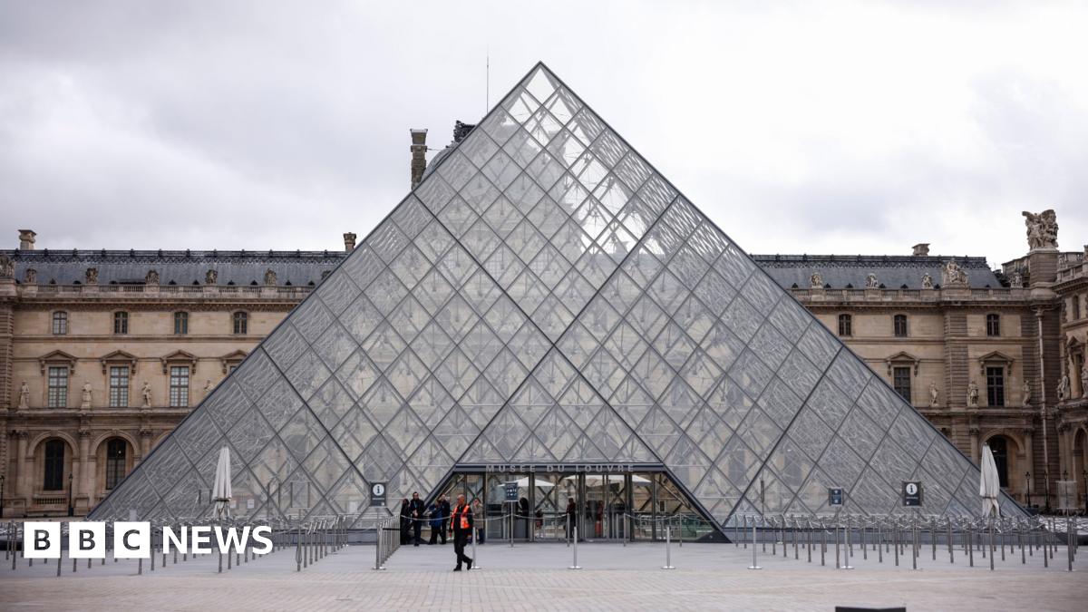 
                            Water leak in Louvre damages hundreds of books