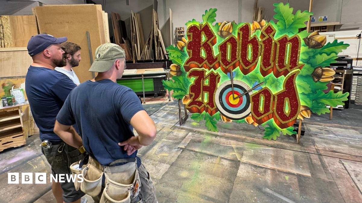 Building West Midlands panto sets in heatwave is 'quite surreal'