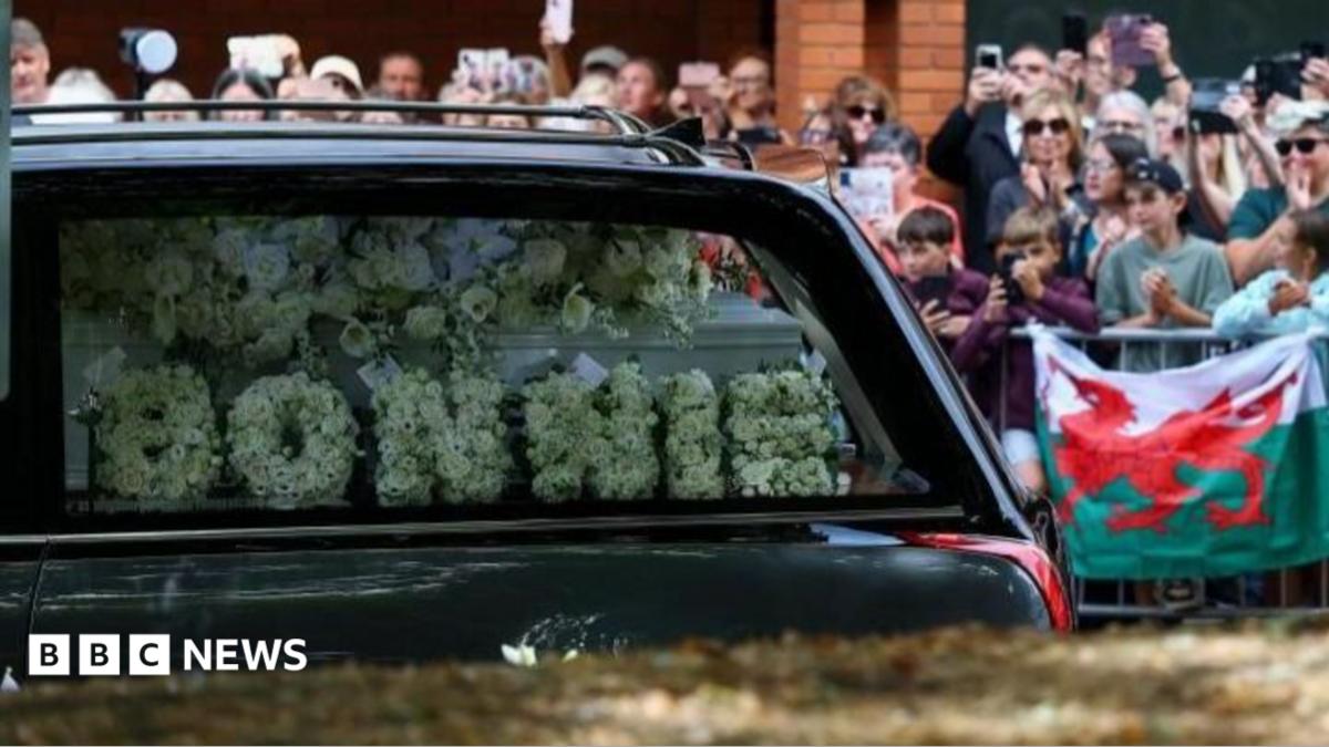 Emotional farewell to 'global, iconic superstar' Bonnie Tyler