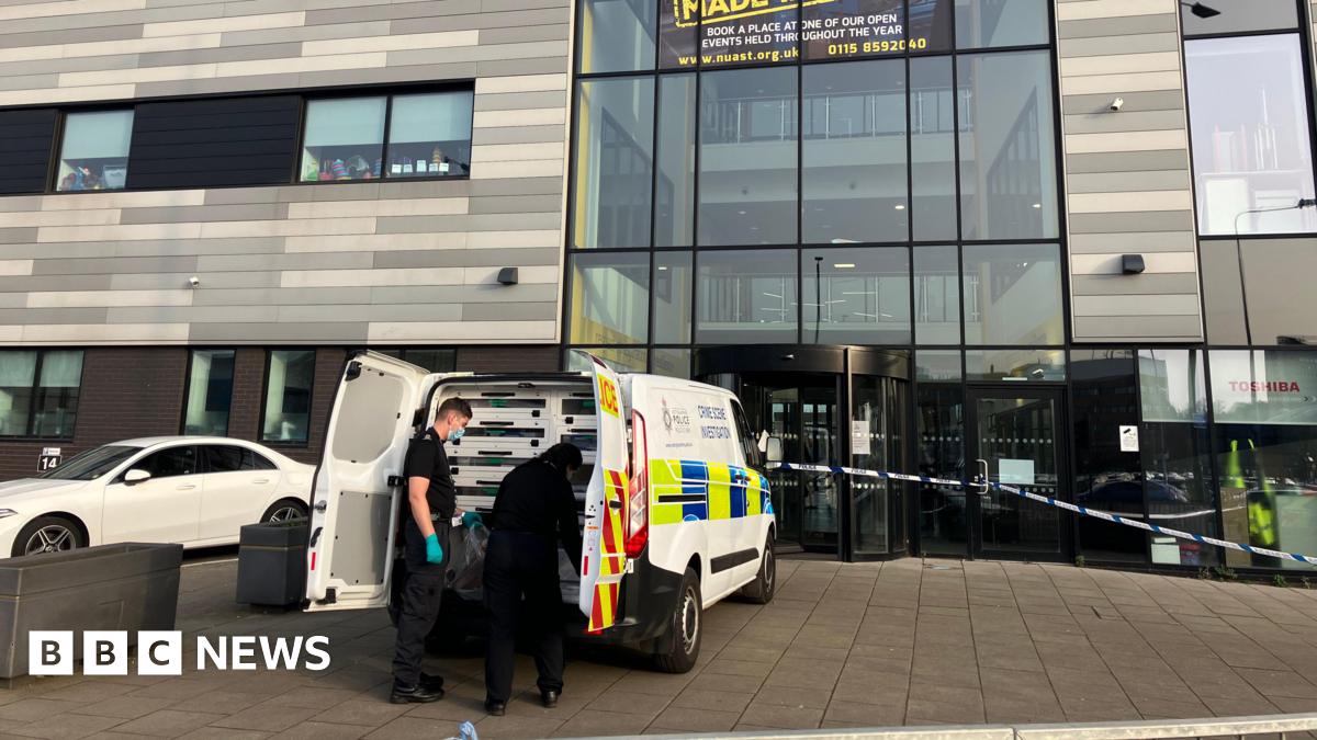 Boy, 15, seriously injured in stabbing at school in Nottingham   BBC