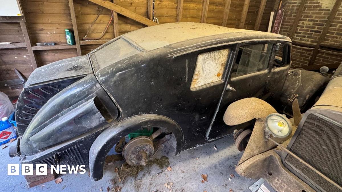 Rare cars found in Cambridgeshire barn auctioned for £110,000 – BBC