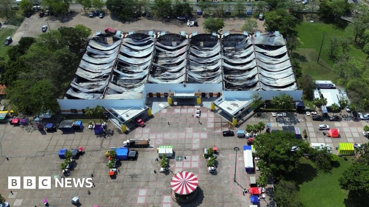 Five killed in huge fire at packed Mexico fairground