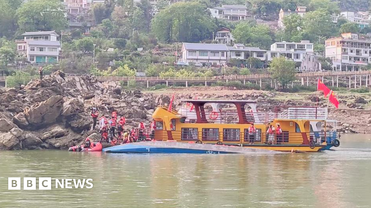 Ten dead after tourist boats capsize in China BBC News