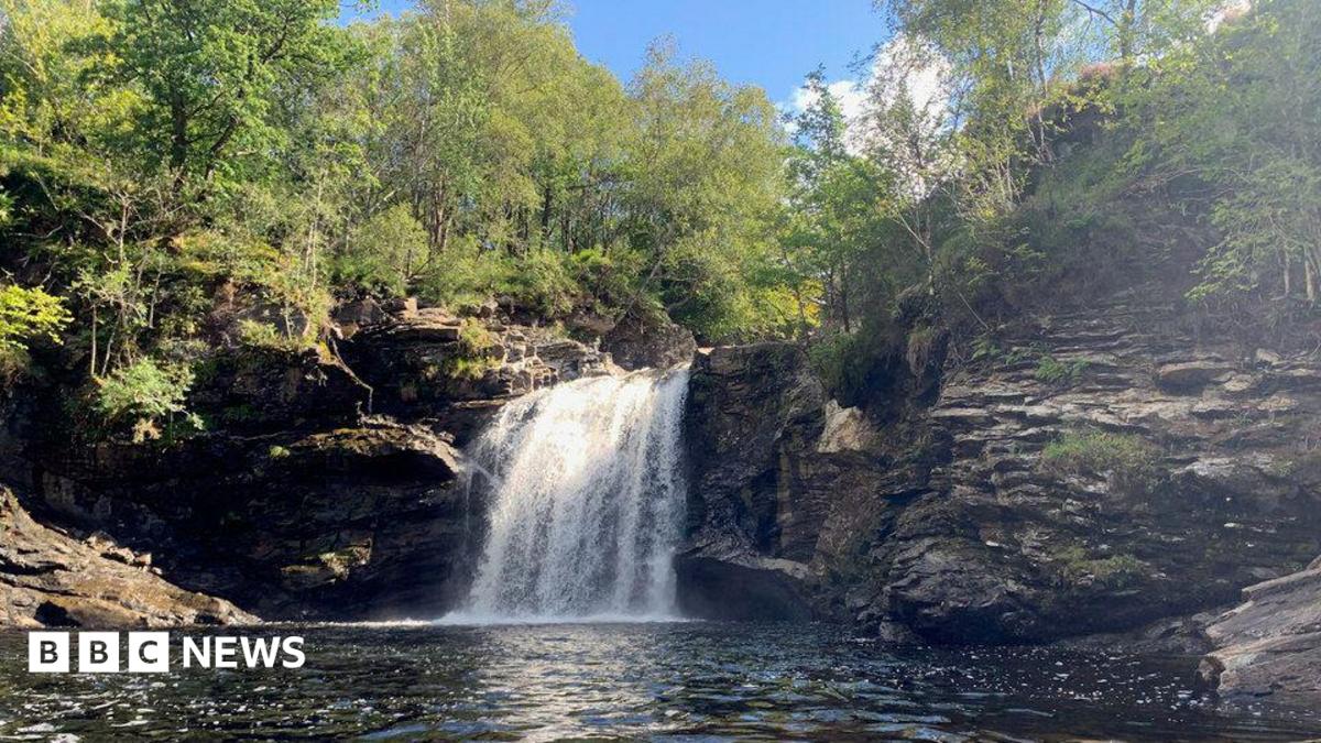 Major search to find woman in water at beauty spot