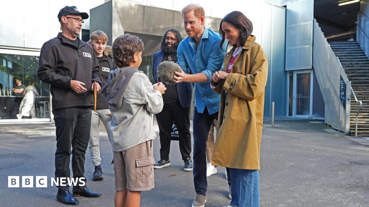 Harry and Meghan join Aboriginal walking tour in Melbourne