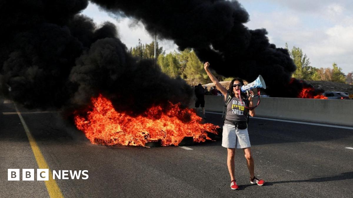 Gaza City: Palestinians flee IDF attacks as Israelis protest against occupation plan