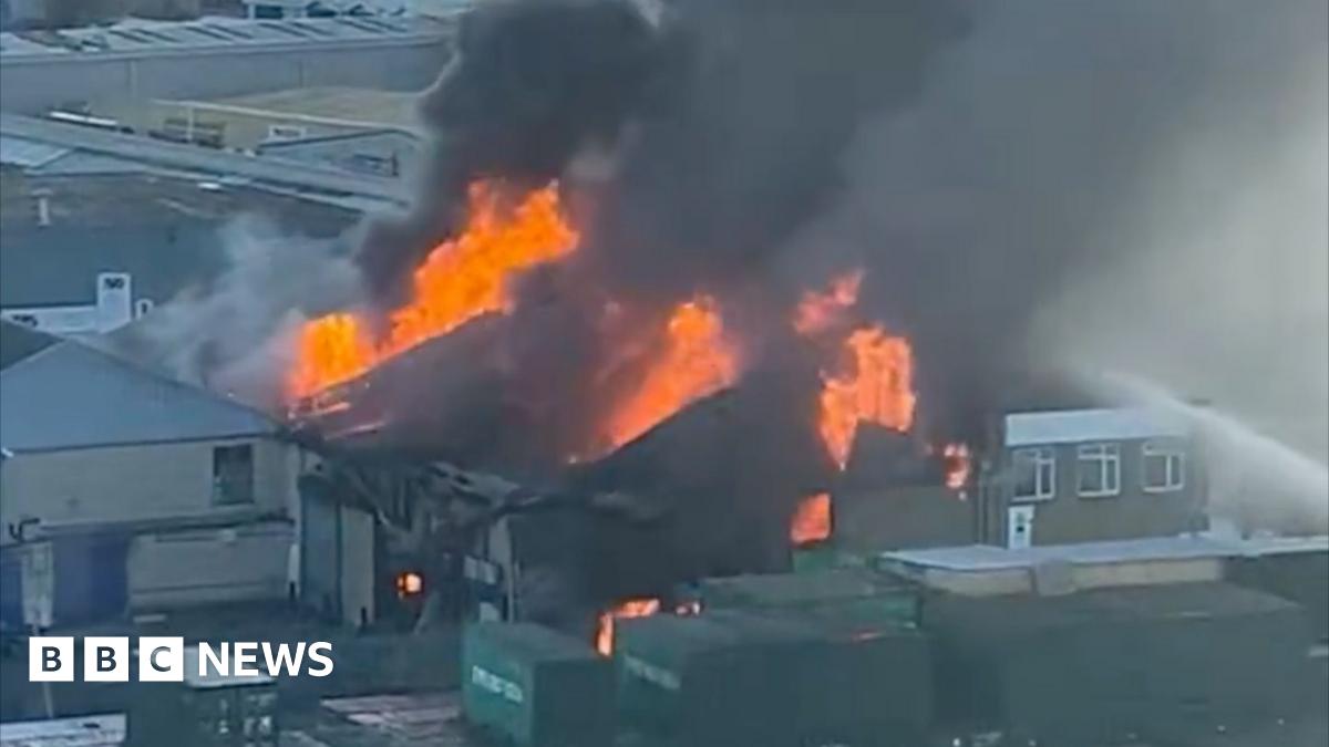 
                            About 150 firefighters tackle Southall warehouse fire