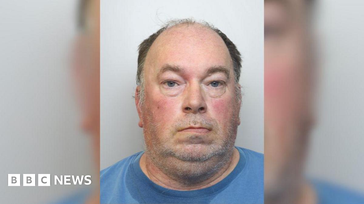 Man jailed for sending sexual messages to children