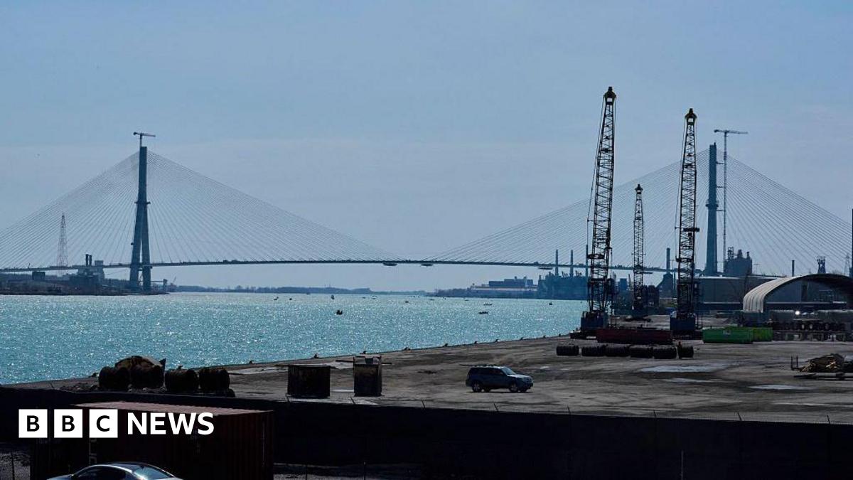 
                            Trump threatens to block opening of US-Canada bridge