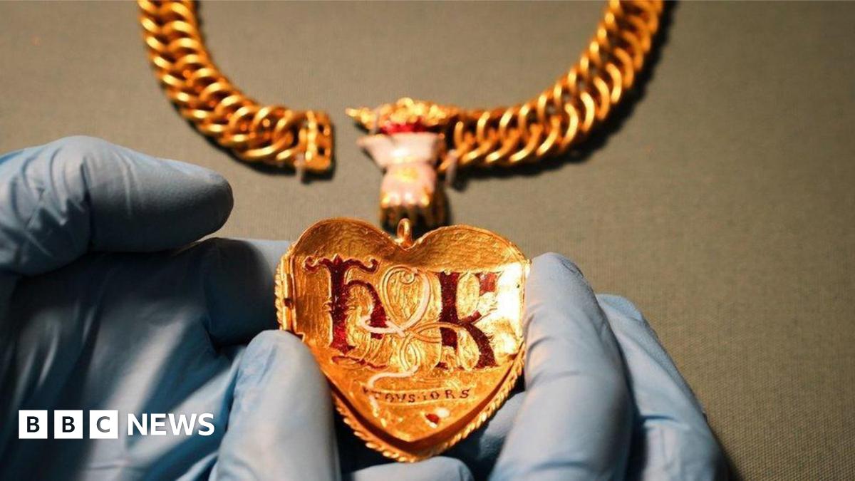 
                            British Museum to keep pendant linked to Henry VIII after campaign
