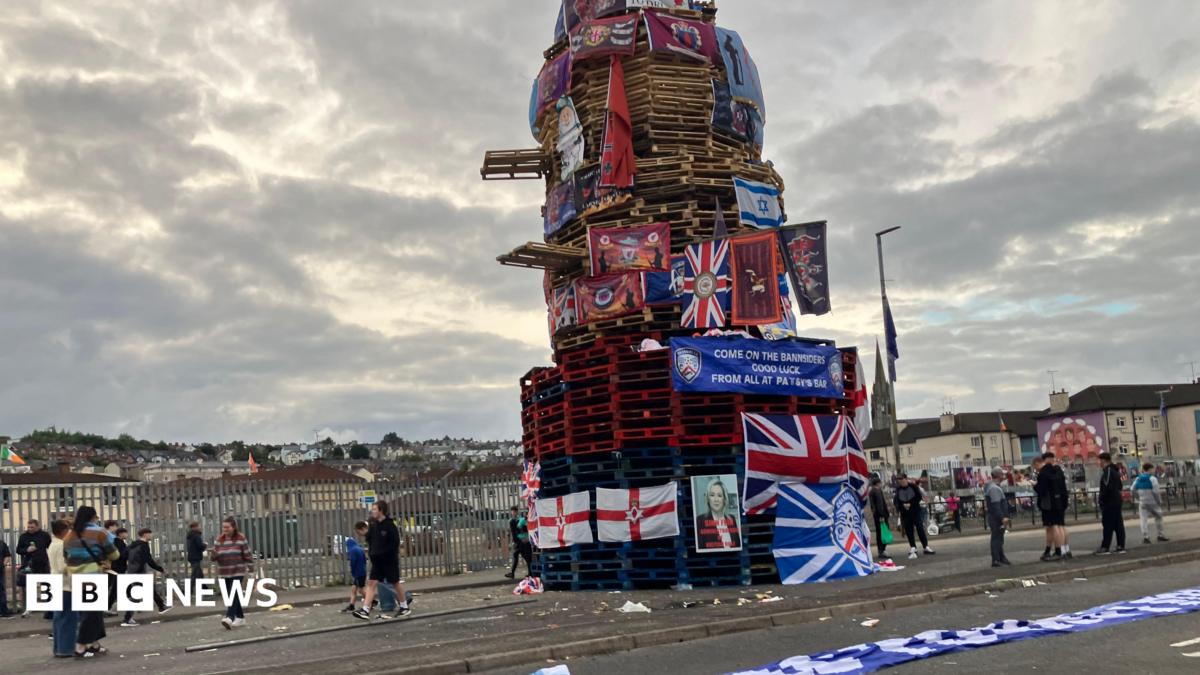 Sinn Féin condemn burning of images of First Minister on Derry bonfire