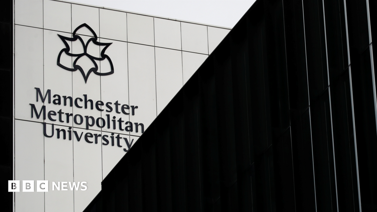 Email error sees students told they had failed to graduate | Manchester News Email error sees students told they had failed to graduate | Manchester News