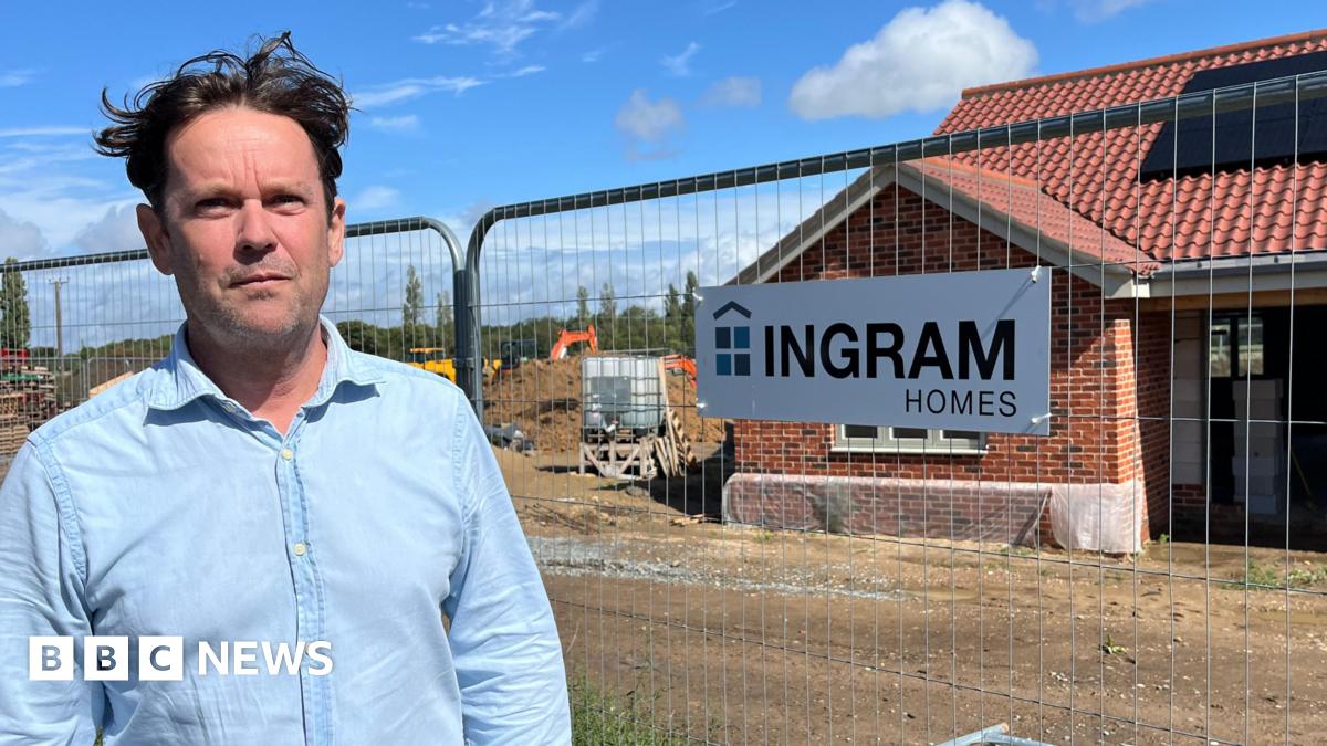 Gelmi Alana olhando com desejo