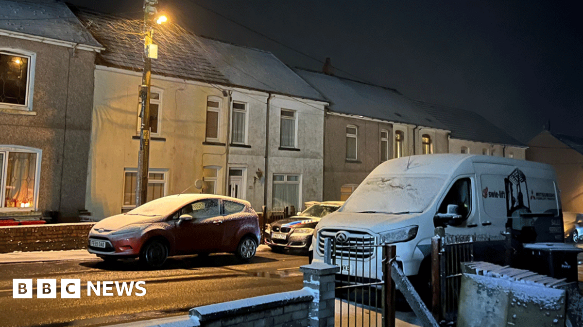 Wales: Snow causes travel disruption amid amber warning