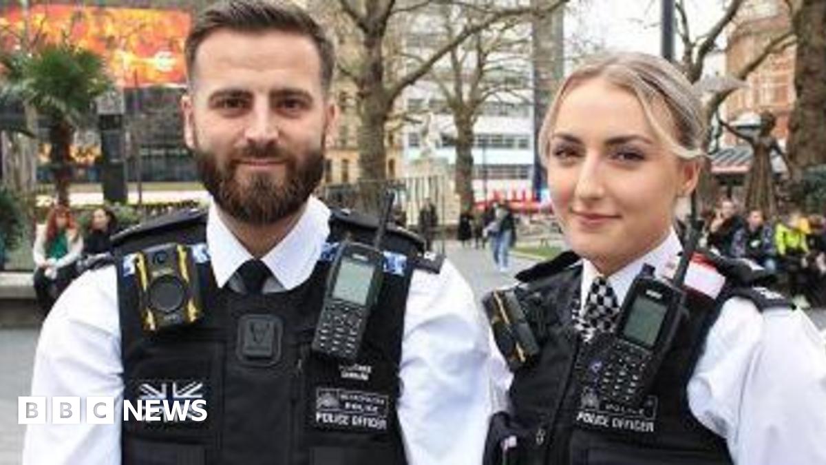 Stabbed Met officers win top police bravery award - BBC News