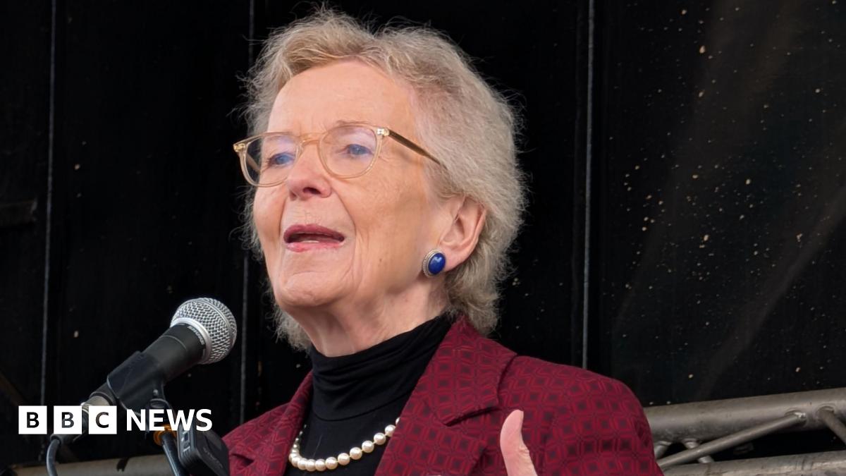 Middle East: Former Irish president condemns attacks on Iran