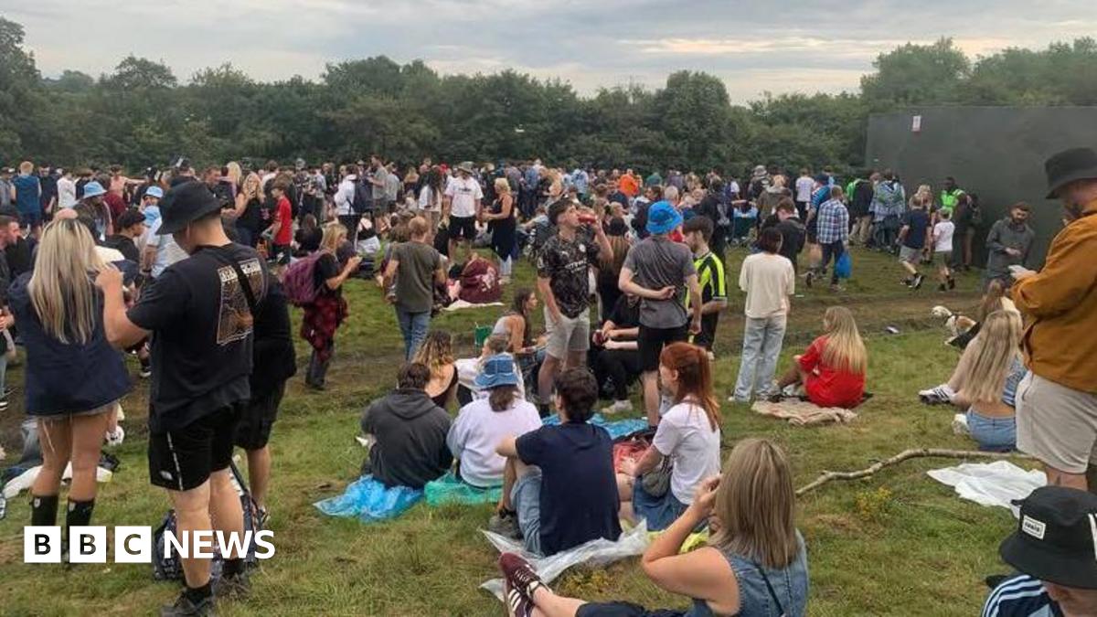 Oasis dedicate song to 'Gallagher Hill' crowds