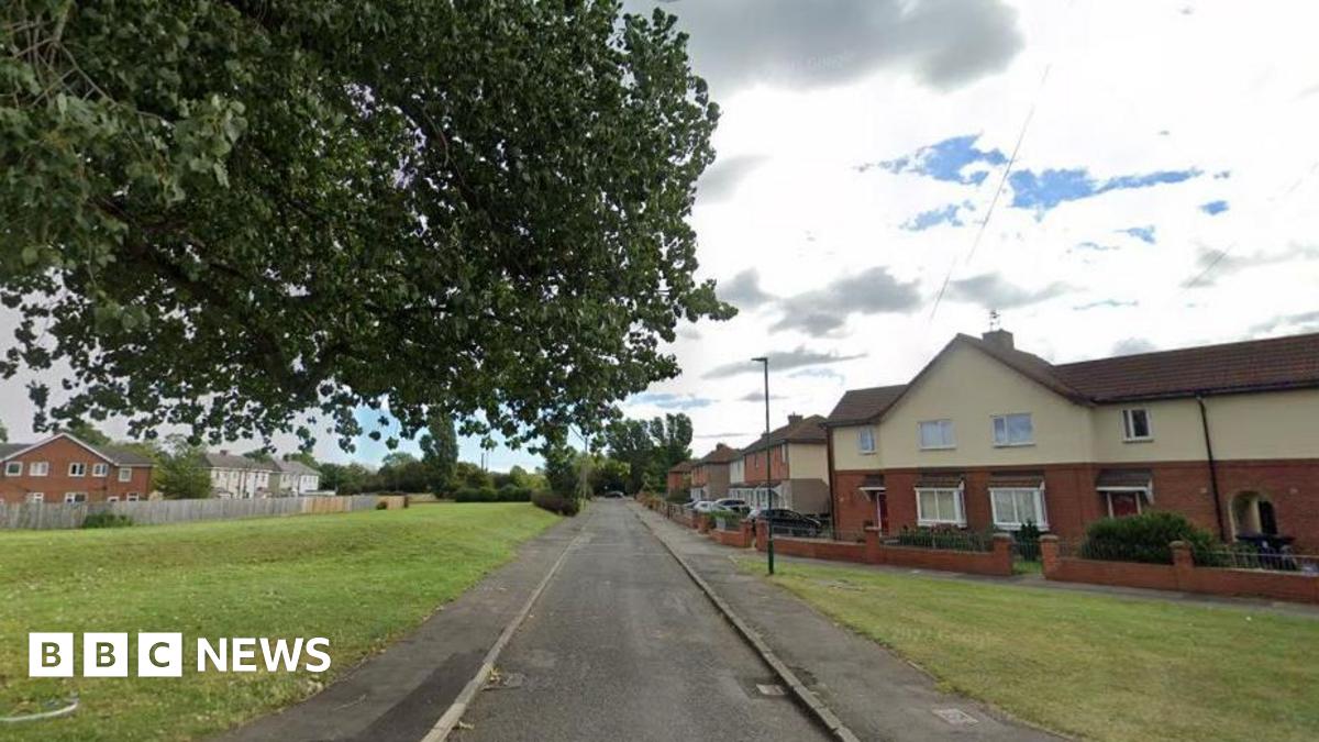 Police in Grangetown look for victim with 'significant injuries' - BBC News
