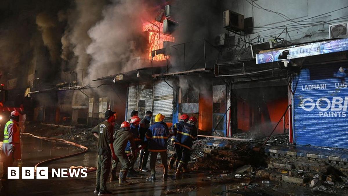Pakistan shopping mall fire kills six people