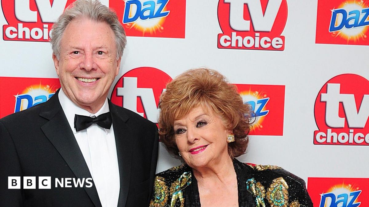 Original Coronation Street star Philip Lowrie dies
