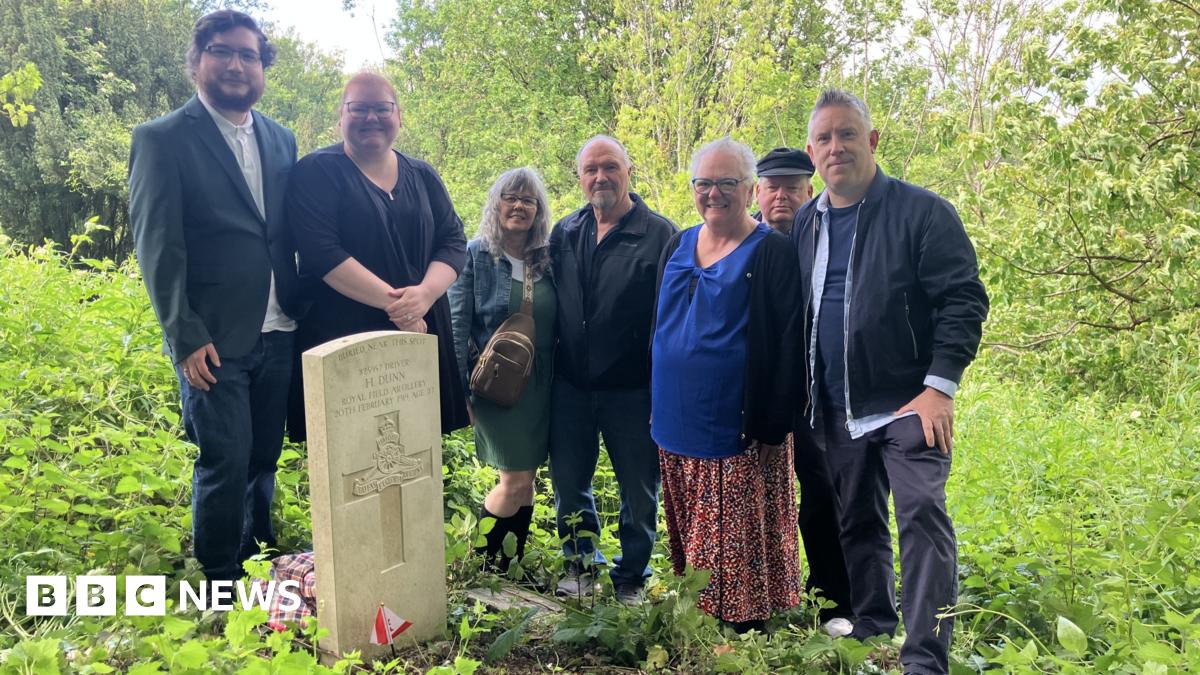 Distant family reunited at Bristol grave site of WW1 soldier