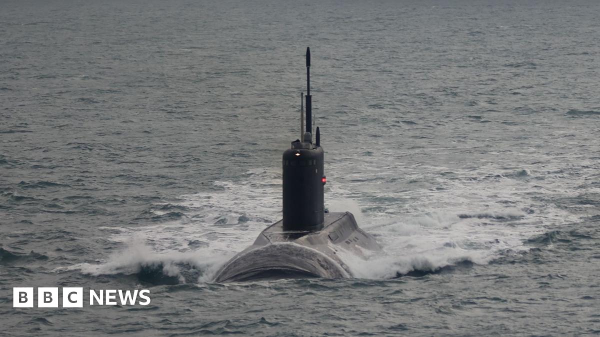 
                            Royal Navy shadows Russian submarine through English Channel