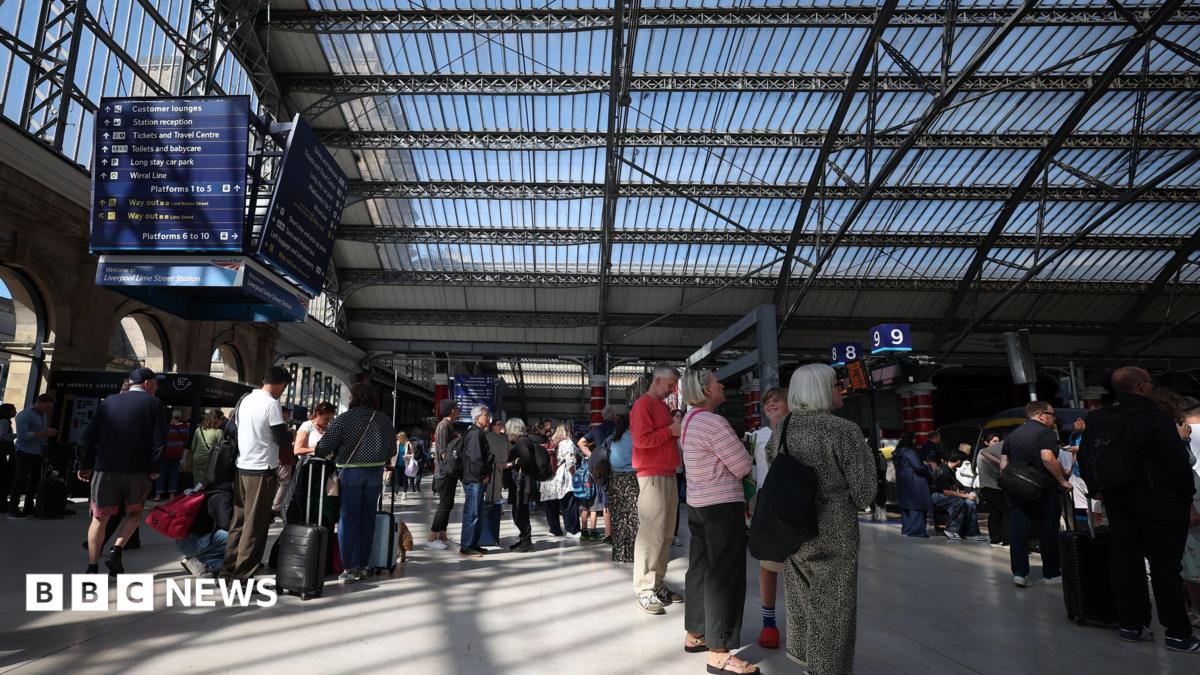 Thousands of rail passengers hit by power failure disruption